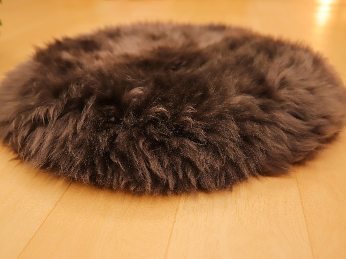 3-m-cu-e-14-天然ムートン　円形長毛大判クッション（ダークブラウン）［No.14］_IMG_7977.jpg