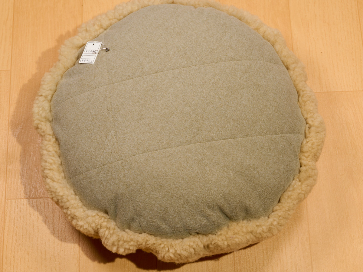 6-m-cu-e-17-1-天然ムートン　円形クッション（ベージュ柄入）［No.17-1］_DSC9180.jpg