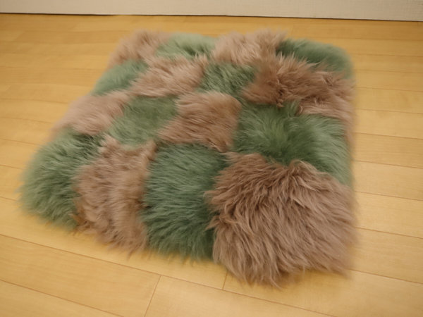 600-m-cu-l-10-天然ムートン　長毛クッション（グリーン＆ブラウンのミックス）［No.10］_IMG_0349.jpg