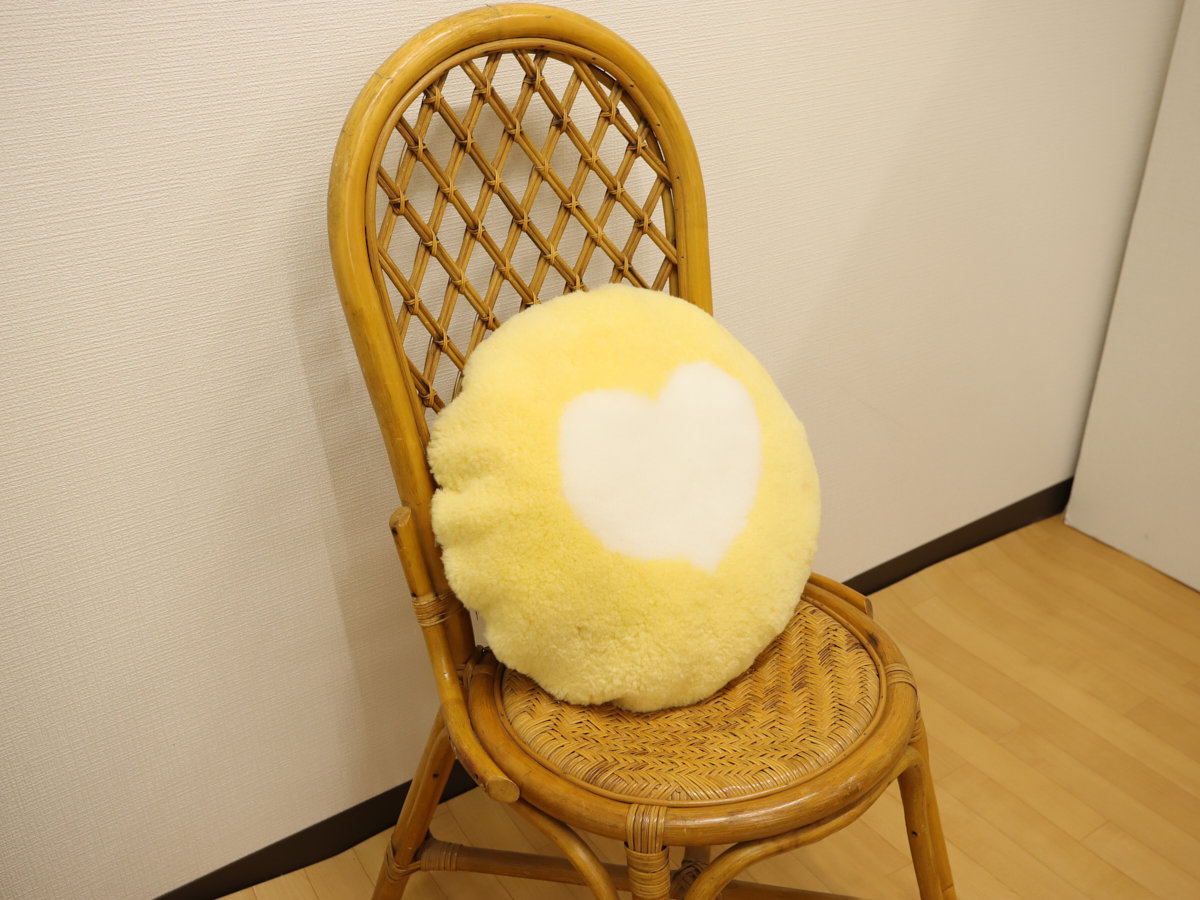 1-m-cu-e-17-2-天然ムートン　円形クッション（ハート柄）［No.17-2］_IMG_0380.jpg