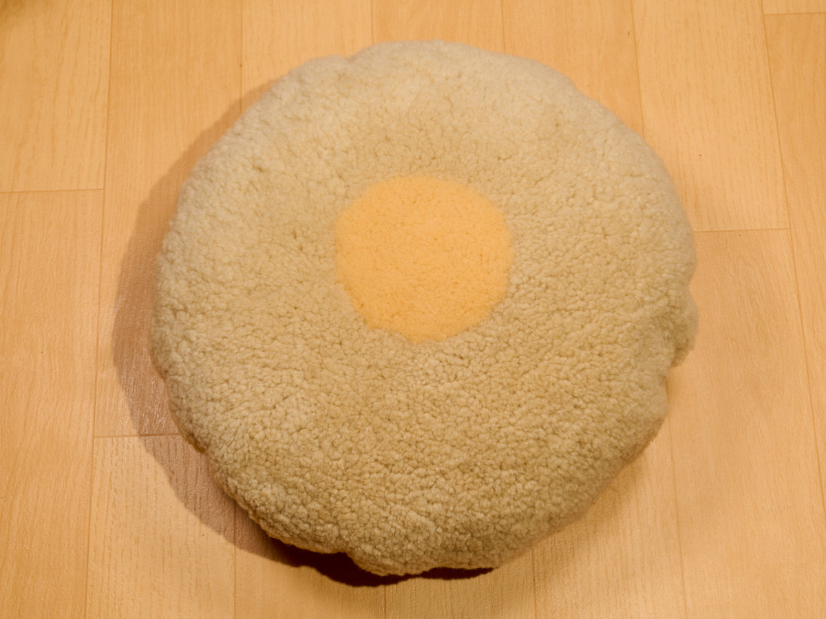 5-m-cu-e-17-1-天然ムートン　円形クッション（ベージュ柄入）［No.17-1］_DSC9179.jpg