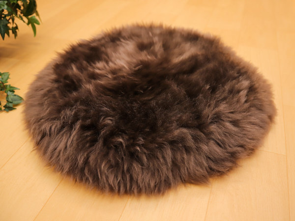 600-m-cu-e-14-天然ムートン　円形長毛大判クッション（ダークブラウン）［No.14］_IMG_7976.jpg