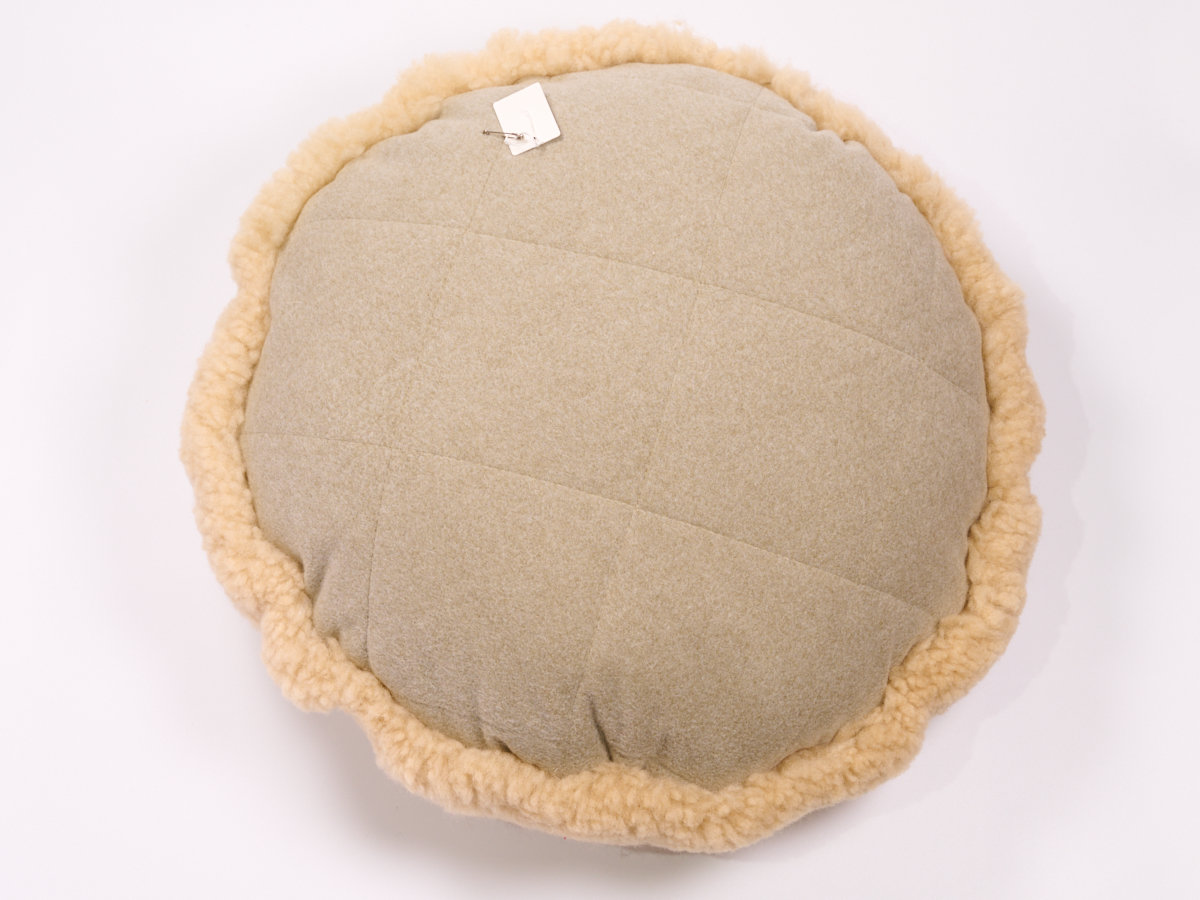 4-m-cu-e-17-1-天然ムートン　円形クッション（ベージュ柄入）［No.17-1］_DSC9046.jpg