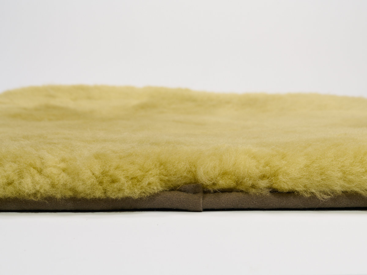 3-m-cu-2-2-天然ムートン　クッション（萌色）［No.2-2］_DSC9160.jpg