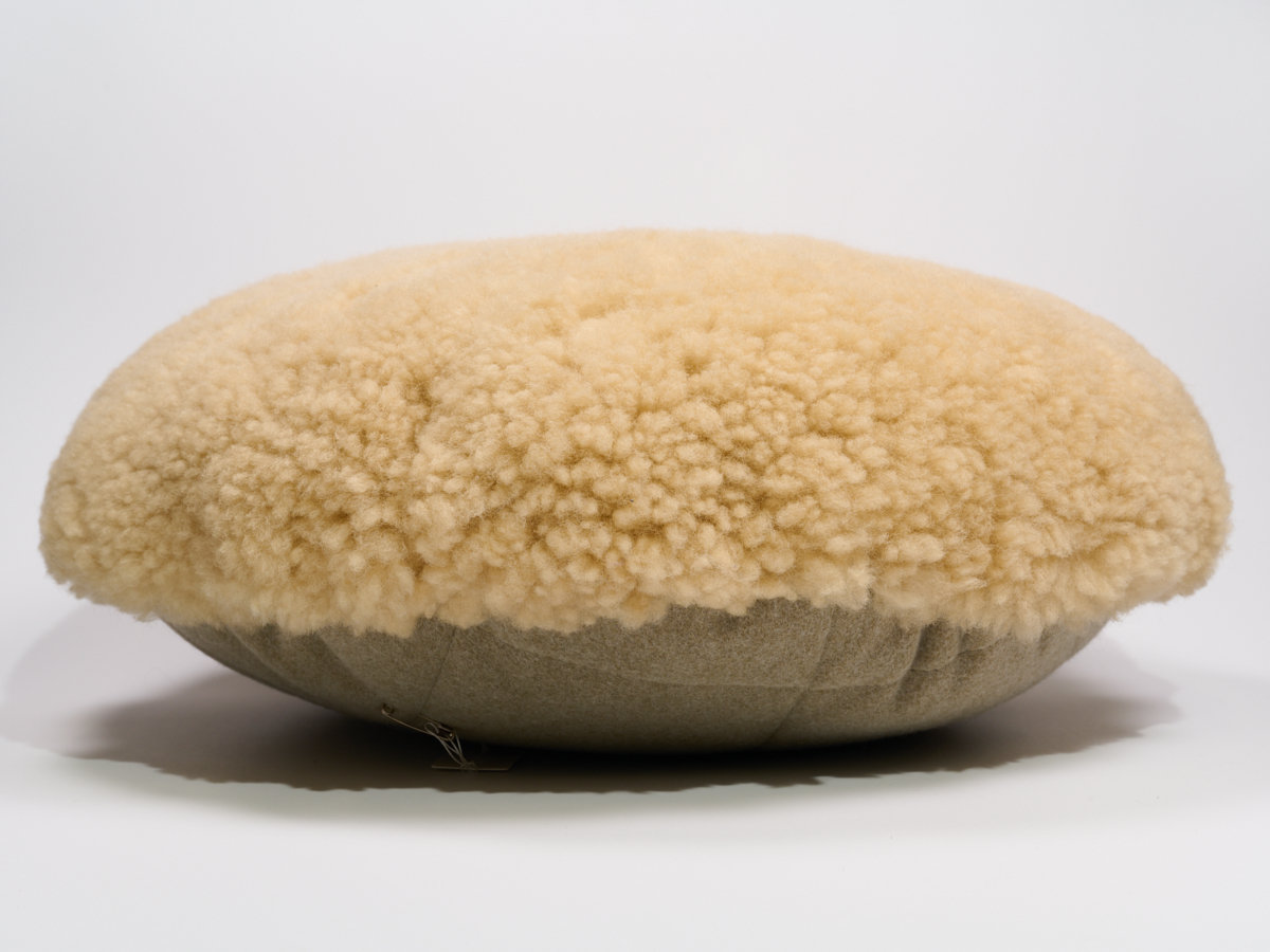 3-m-cu-e-17-1-天然ムートン　円形クッション（ベージュ柄入）［No.17-1］_DSC9157.jpg