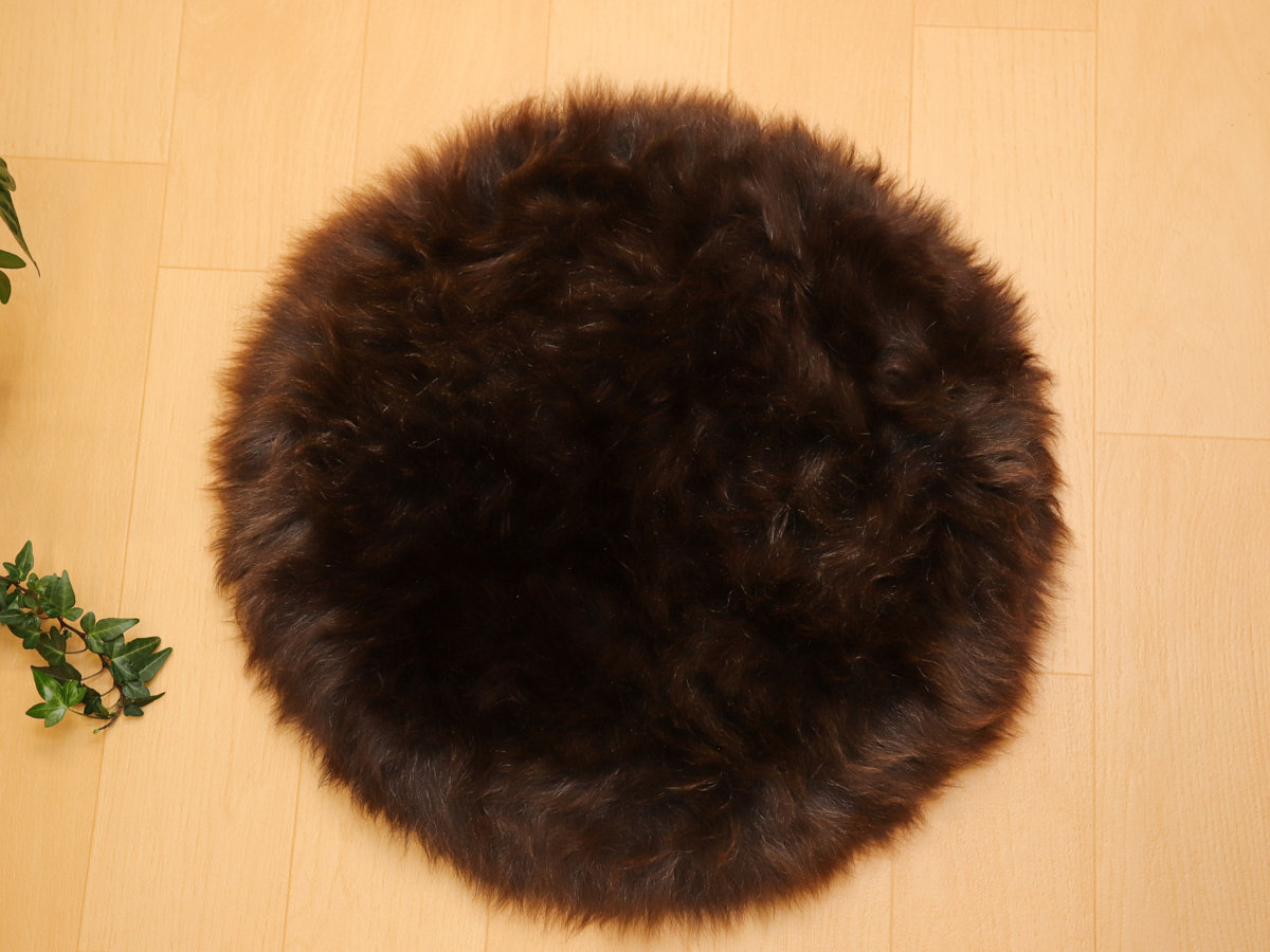 4-m-cu-e-14-天然ムートン　円形長毛大判クッション（ダークブラウン）［No.14］_IMG_7978.jpg
