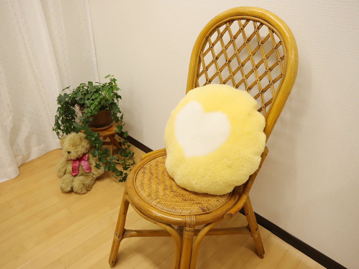 3-m-cu-e-17-2-天然ムートン　円形クッション（ハート柄）［No.17-2］_IMG_0379.jpg