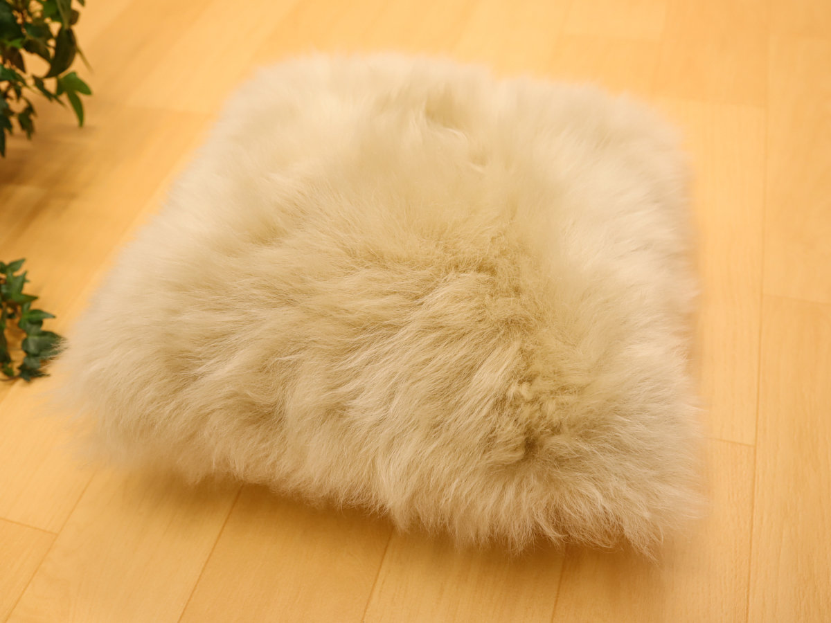 1-m-cu-21-1-天然ムートン　長毛クッション（ベージュ）［No.21-1］IMG_7971.jpg