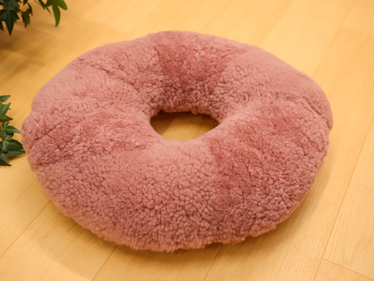 8-m-cu-e-19-天然ムートン　円座クッション（ローズ）［No.19］IMG_7968.jpg